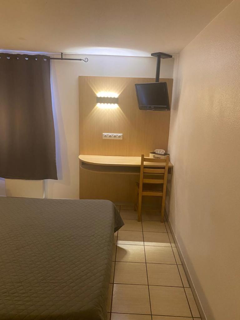 Confort Hotel Montgeron Экстерьер фото